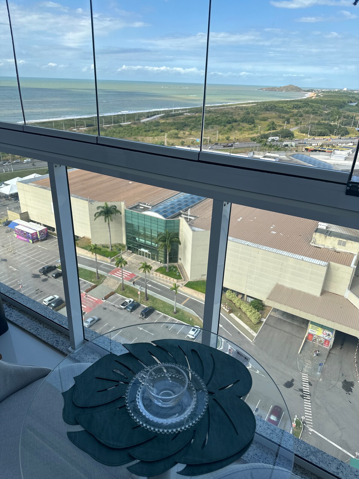 Varanda com vista para o shopping e o mar