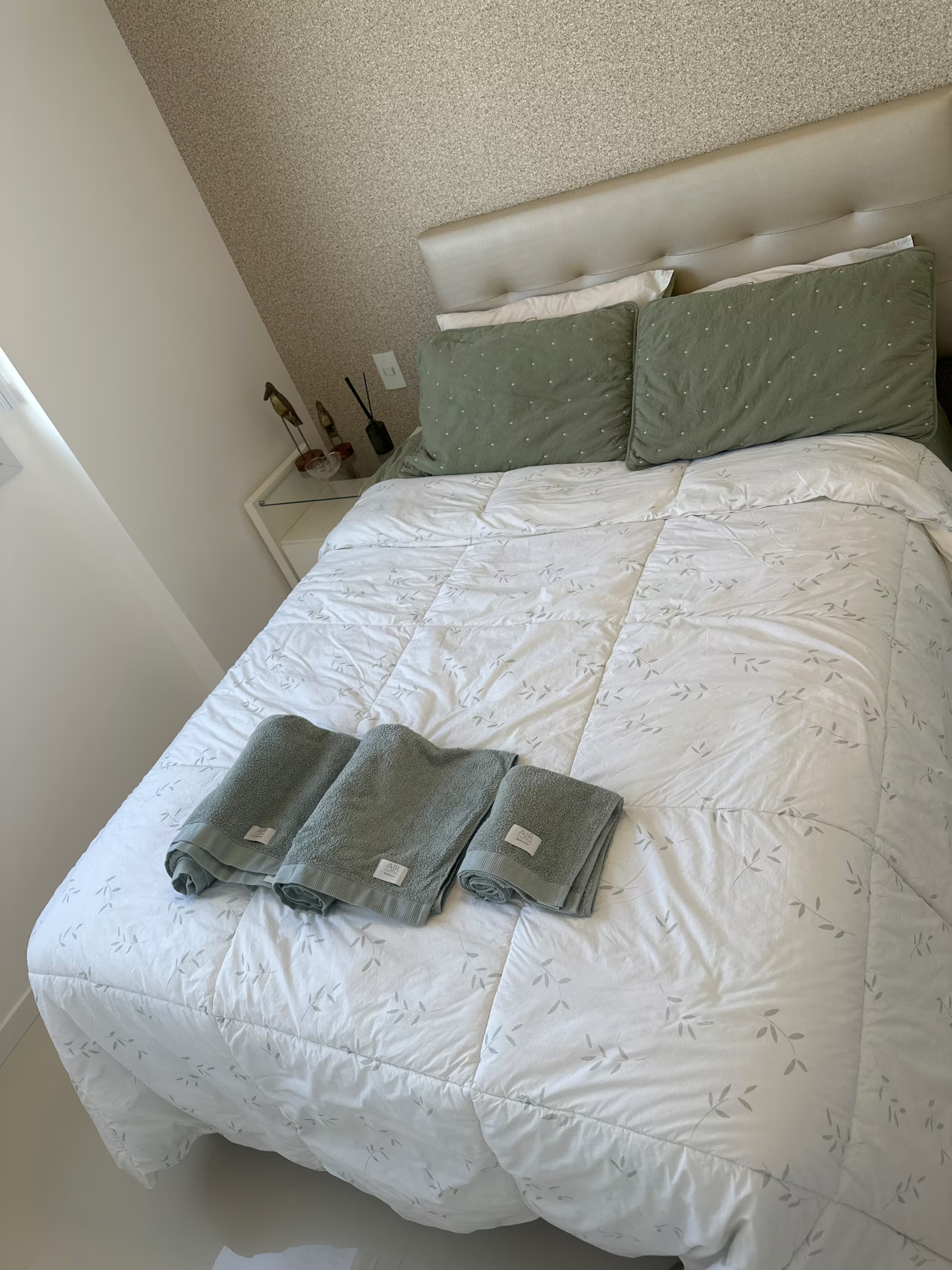 Cama de casal com enxoval